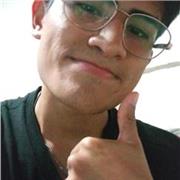 Joven profesor de computación imparte clases didácticas para todas las edades